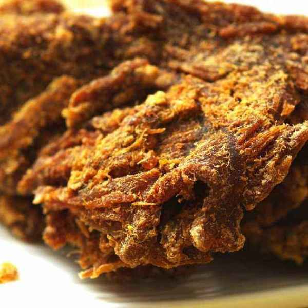 乐山的罗城牛肉,有多种形态和口味,推荐的是比较特别的灯影牛肉丝