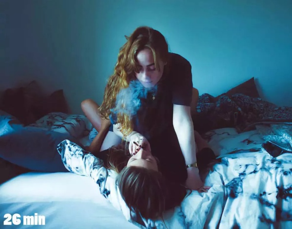 两个女生就可以 从闺蜜变为恋人,  在氤氲烟雾中,  共享暧昧空气.