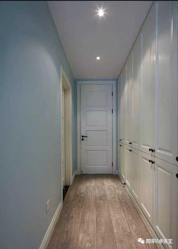 走道太长且进门尽头有窗的户型怎么装修?