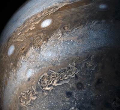 然而,真实的木星近景图片是这样的