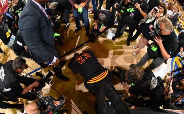 詹姆斯总决夺冠,一跪不起.