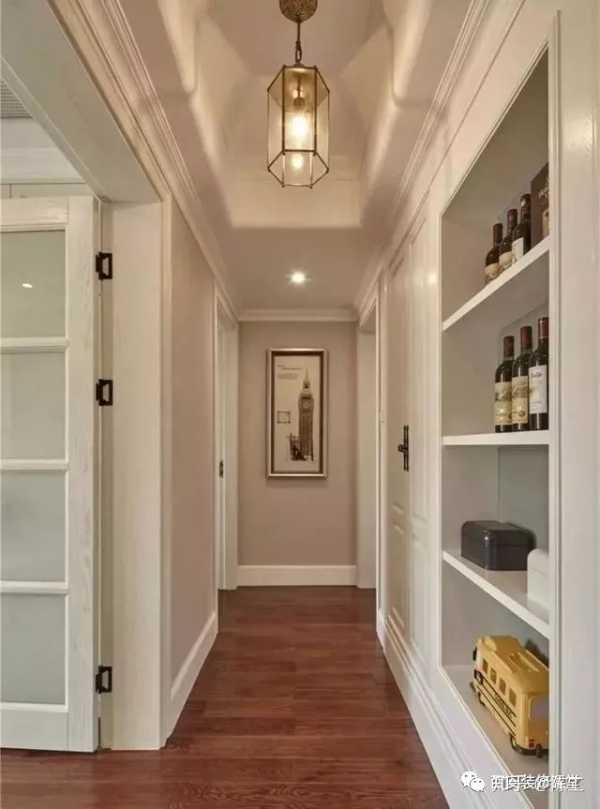 过道牺牲墙体做了酒柜壁龛设置