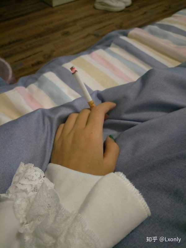 女生抽烟手部照片图片