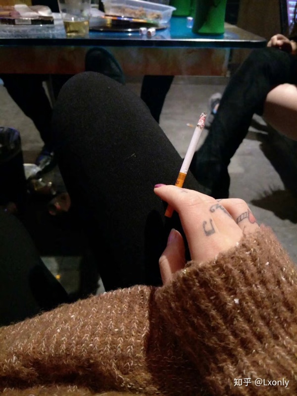 酒吧女生抽烟真实图片图片