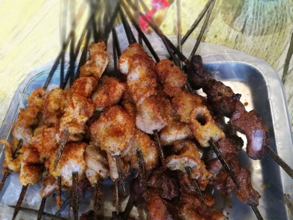 饿了,也可以随便找个摊子,吃几串烤肠子.