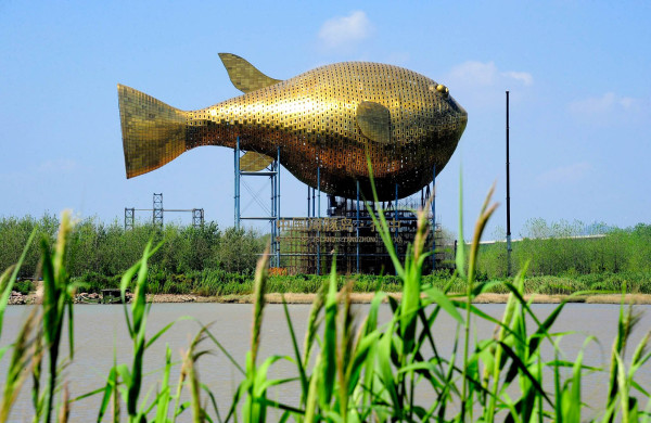 被称为"  ▲中国扬中河豚塔  在国内吃河豚价格并不算高,人均  200