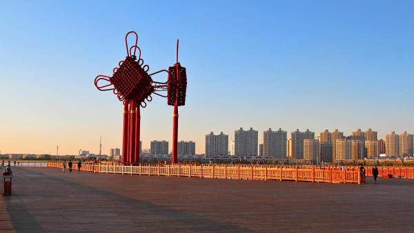 大庆城市广场树立的世界最大水上中国结