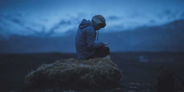 冰岛,去看飞机残骸的路上,走累了的我,坐在石头上休息.