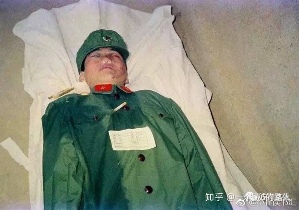 如何看待崔永元三番五次晒烈士遗照侮辱烈士的行为