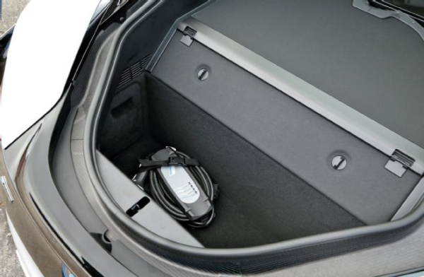 一辆有正经后备箱的宝马i8