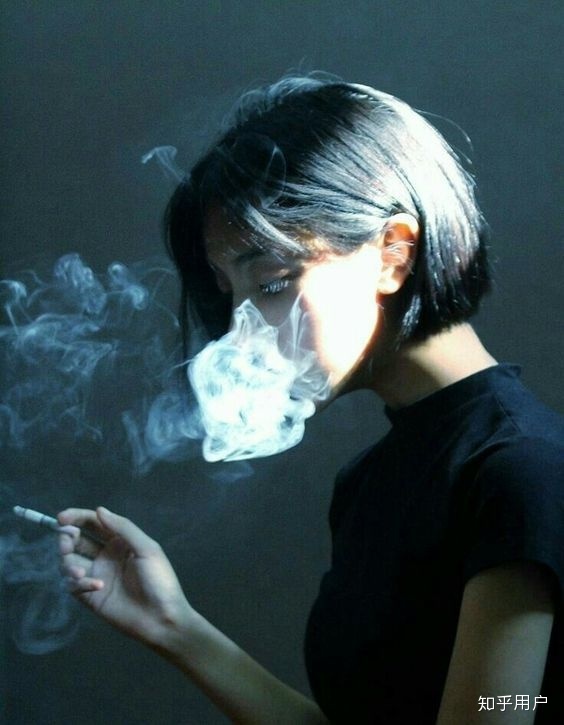 抽烟的年轻女孩能交往吗?